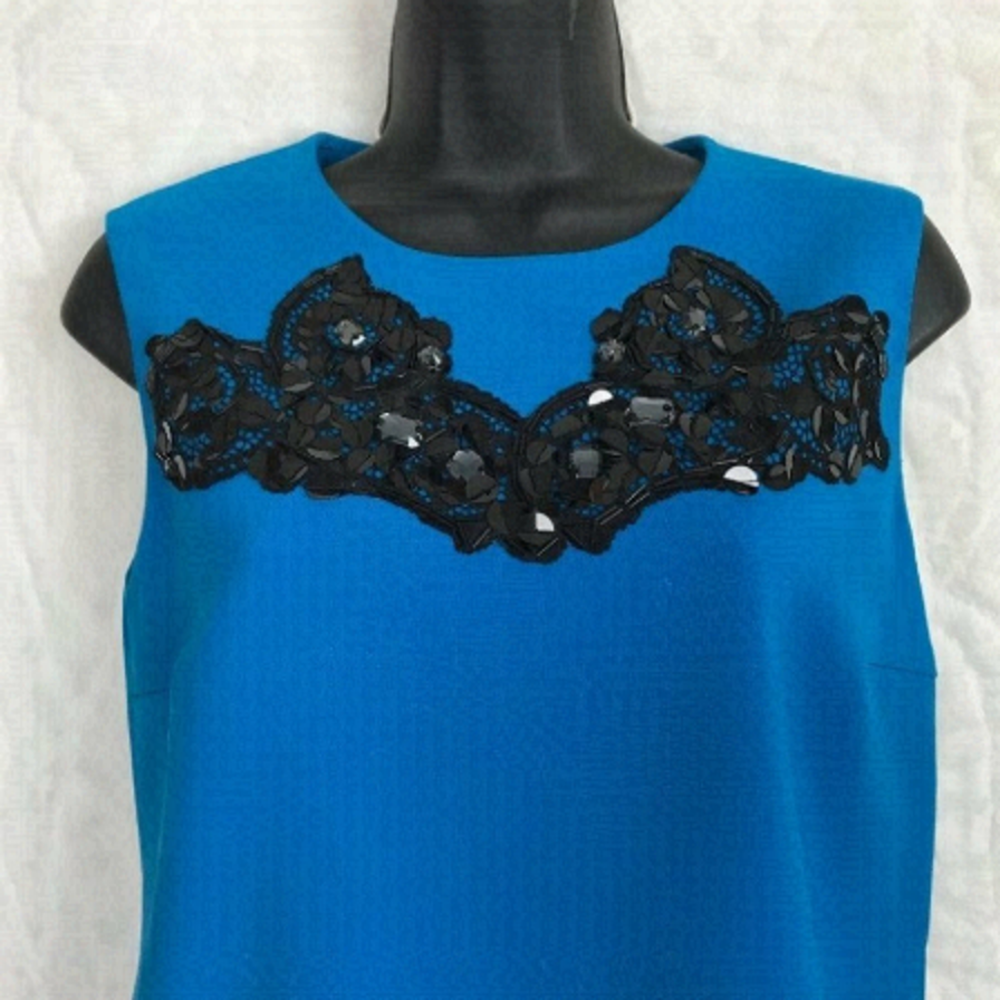 Diane Von Furstenberg. Stunning Blue Sleeveless Blouse Size  4